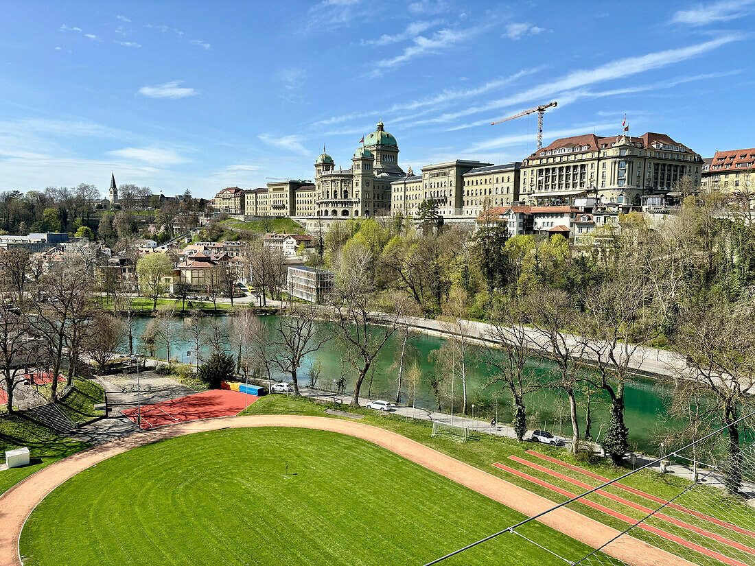 Südansicht des Bundeshauses der Schweiz, ein Gebäude, in dem die Schweizerische Bundesversammlung (Legislative) und der Bundesrat (Exekutive) untergebracht sind und das Sitz der Schweizer Regierung und des Parlaments ist, Bern, Schweiz, Europa