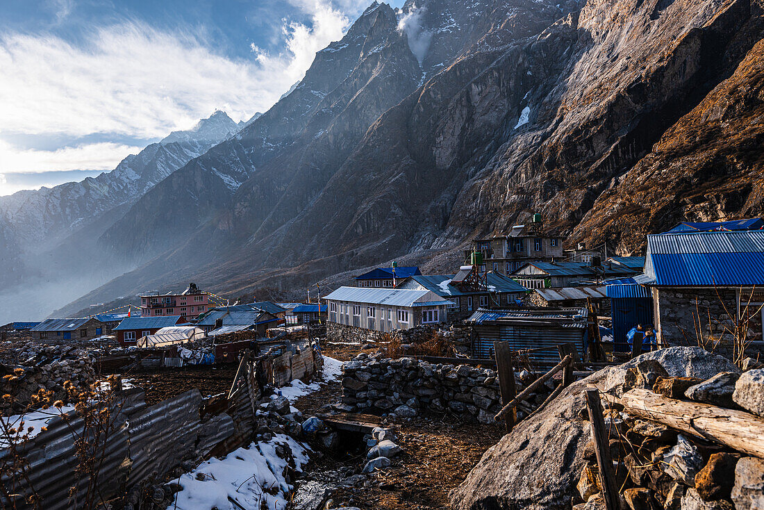 Blick auf die Häuser von Lang Tang Village, einem hoch gelegenen Dorf auf dem Lang Tang Valley Trek, Himalaya, Nepal, Asien