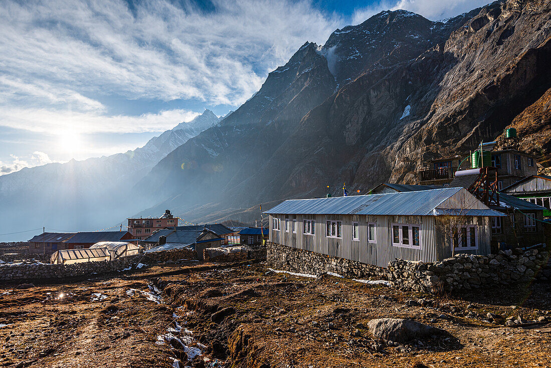 Blick auf das weite Tal bei Sonnenuntergang in Lang Tang Village, einem hochgelegenen Dorf auf dem Lang Tang Valley Trek, Himalaya, Nepal, Asien