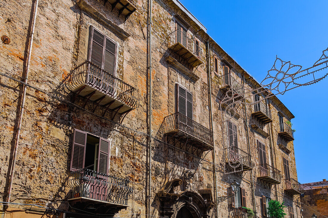 Via Vittorio Emanuele, traditionelle Architektur von Häusern mit Eisenbalkonen und hölzernen Fensterläden, Palermo, Sizilien, Italien, Mittelmeerraum, Europa