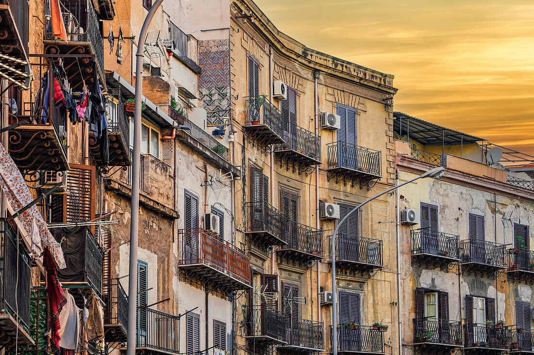 Traditionelle Architektur von Häusern mit Eisenbalkonen, Holzfensterläden und verfallenen Fassaden, Palermo, Sizilien, Italien, Mittelmeer, Europa