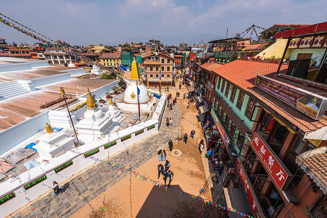 Luftaufnahme der Häuser und des Weges um die Buddha-Stupa, Boudhha (Boudhanath), UNESCO-Weltkulturerbe, Kathmandu-Tal, Nepal, Asien