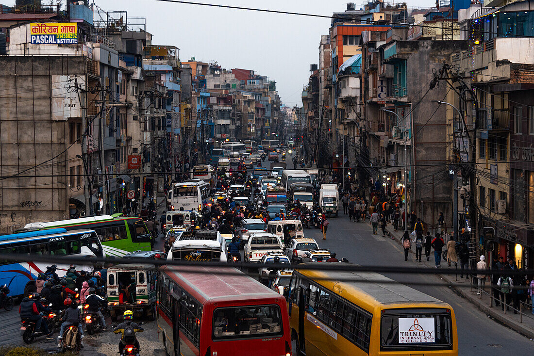 Ringstraßen-Kreuzung mit dichtem Verkehr, Chabahil, Kathmandu, Nepal, Asien