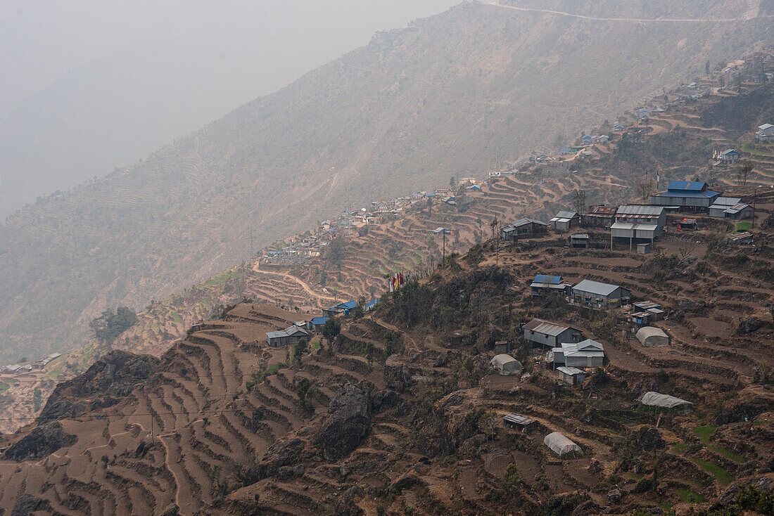 Himalaya-Dorf mit Bauernhäusern, die sich über die endlosen Terrassen verteilen, Lang Tang National Park, Nepal, Asien