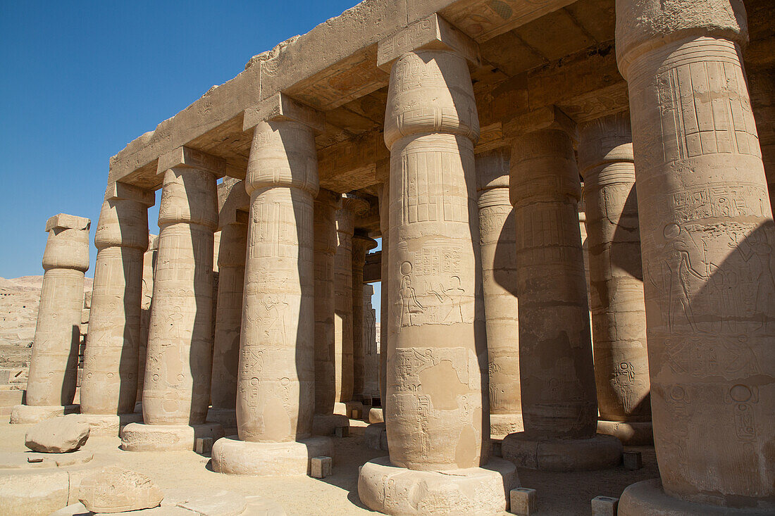 Säulen, Hypostylhalle, Ramesseum, Gedächtnistempel des Pharao Ramses II., 13. Jahrhundert v. Chr., Antikes Theben, UNESCO-Welterbe, Luxor, Ägypten, Nordafrika, Afrika