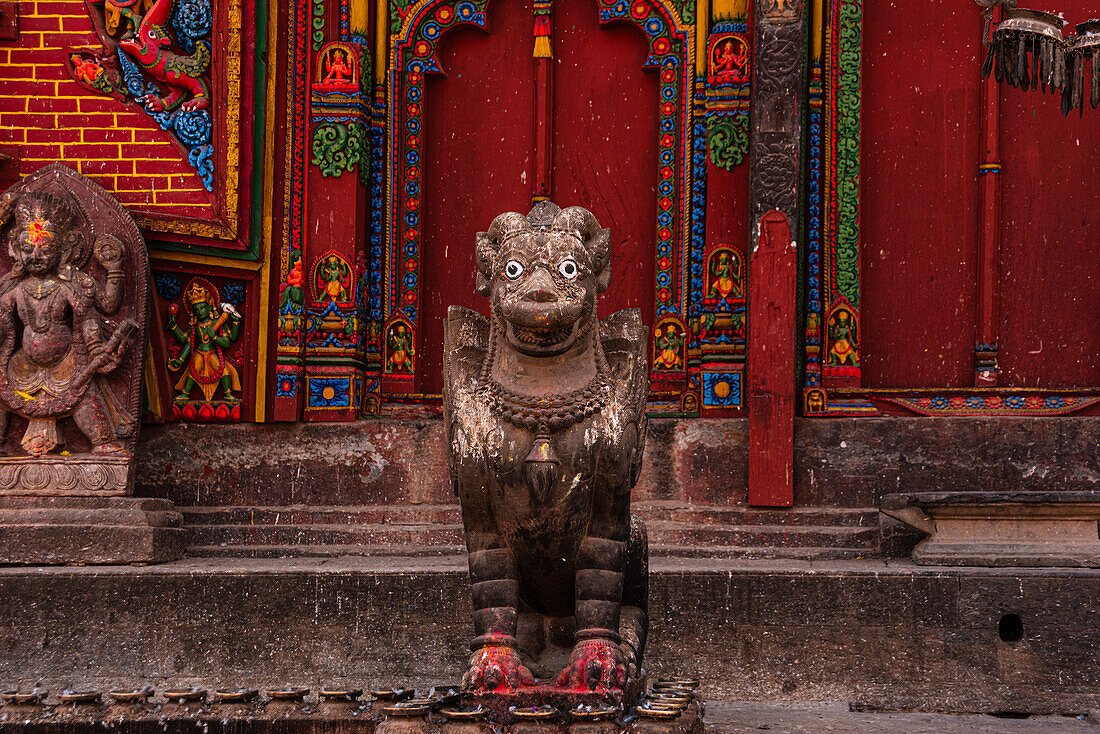 Die Wächtervogel-Statue vor der roten Wand im Hindu-Tempel Changu Narayan, UNESCO-Weltkulturerbe, Changunarayan, Kathmandu-Tal, Nepal, Asien