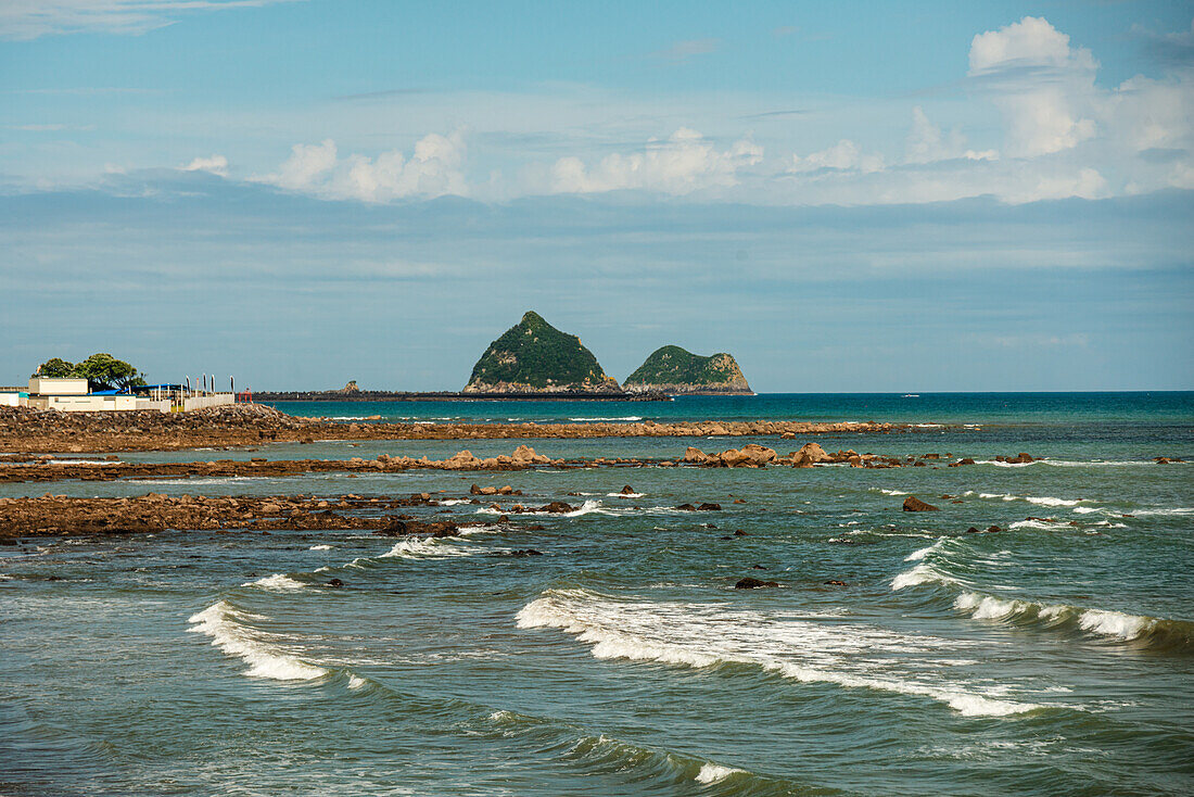 Meereslandschaft und Küstenlinie in der Bucht von New Plymouth, mit Whareumu (Löwenfelsen), Moturoa Insel, Nordinsel, Neuseeland, Pazifik