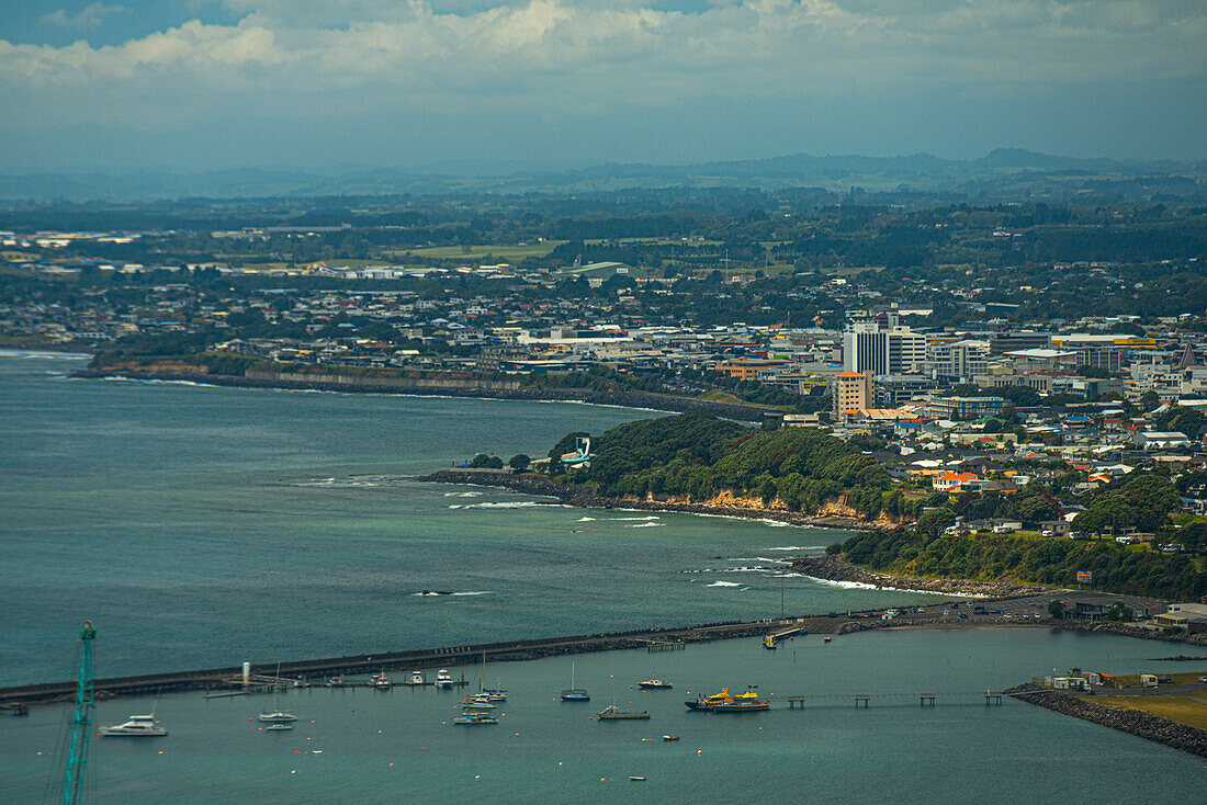 Blick auf die Küste und die Skyline von New Plymouth, Blick entlang der Küstenlinie, New Plymouth, Nordinsel, Neuseeland, Pazifik