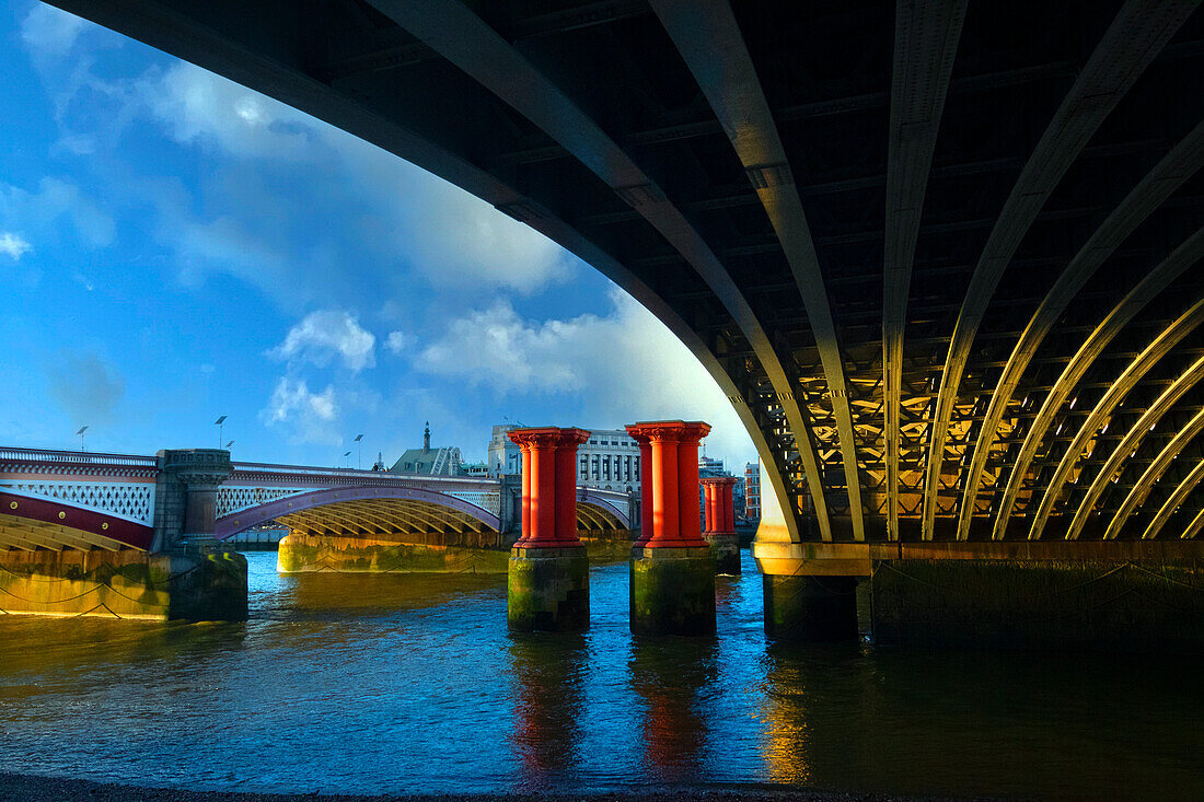 Die Unterseite der Blackfriars Bridge am Südufer der Themse, London, England, Vereinigtes Königreich, Europa