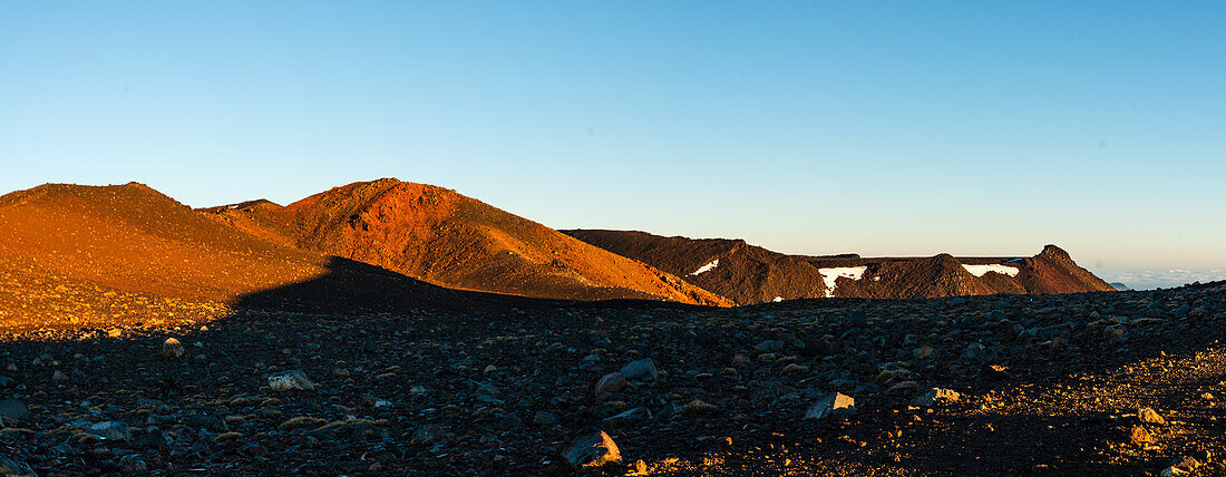 Panorama des roten Sonnenaufgangs auf dem Red Crater Volcano und Blick auf den Mount Tongariro, Nordinsel, Neuseeland, Pazifik