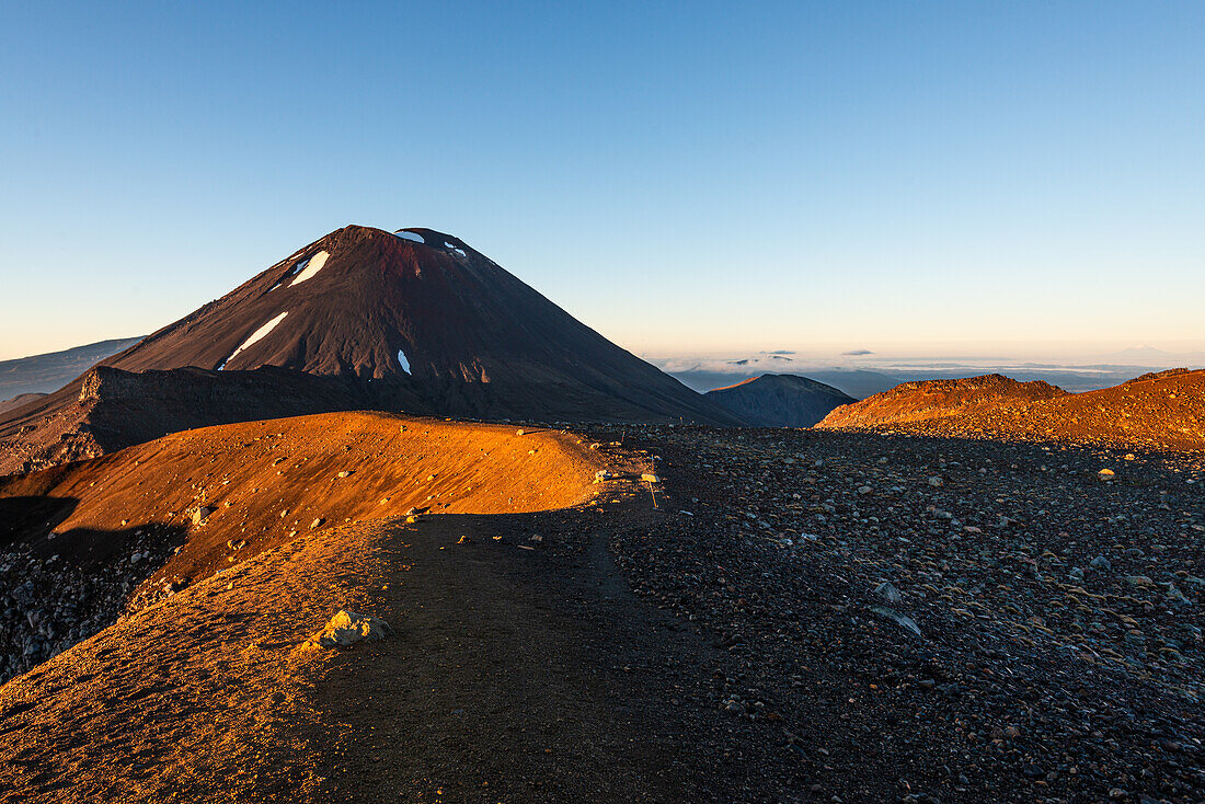 Mount Ngauruhoe bei Sonnenaufgang und Sonnenuntergang auf dem Mount Tongariro, Tongariro National Park, UNESCO Weltkulturerbe, Nordinsel, Neuseeland, Pazifik