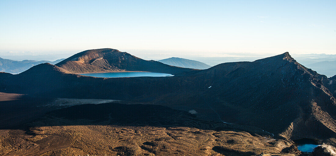 Panoramablick, Krater des Blue Lake und Tongariro-Vulkan bei Sonnenaufgang, Tongariro-Nationalpark, UNESCO-Weltnaturerbe, Nordinsel, Neuseeland, Pazifik