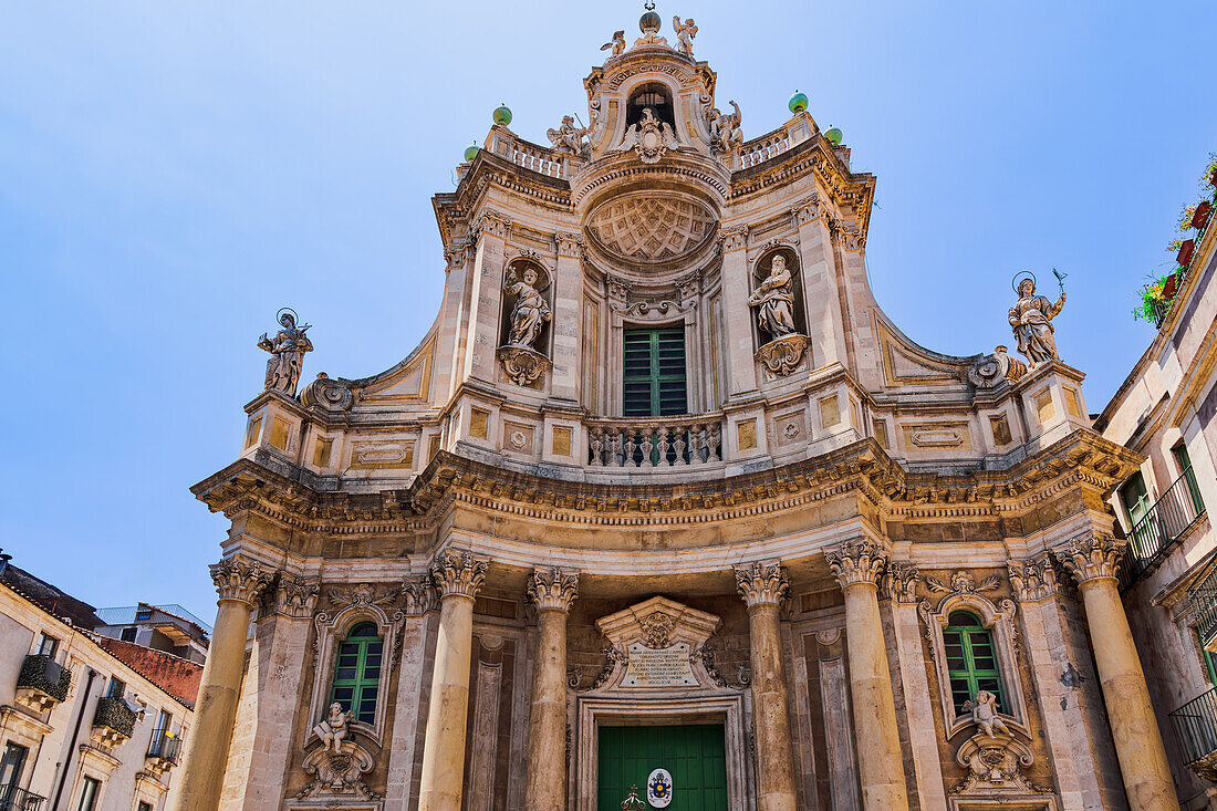 Die Fassade der antiken königlichen und bedeutenden Stiftsbasilika Unserer Lieben Frau von den Almosen in Catania, Sizilien, Italien, Mittelmeerraum, Europa