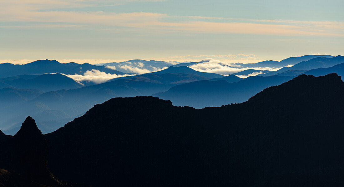 Silhouette einer vulkanischen Landschaft vor blauen Berghängen, Nordinsel, Neuseeland, Pazifik