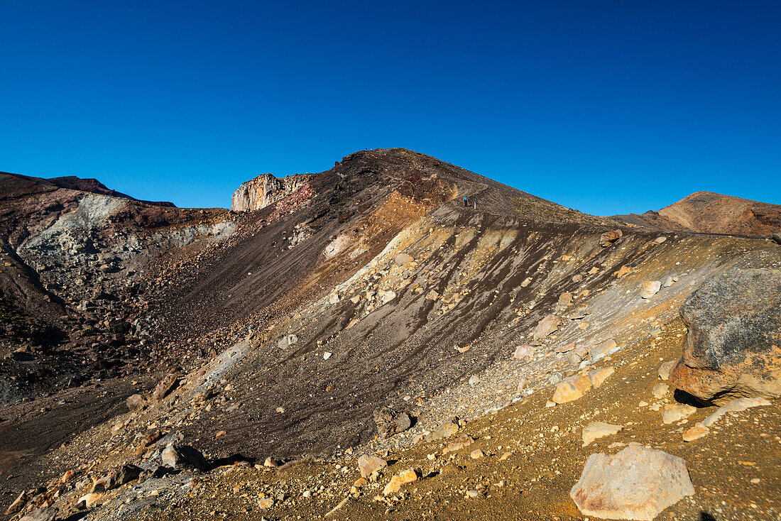 Blick entlang der Piste und des Wanderwegs hinauf zum Red Crater Volcano, am Tongariro Alpine Crossing, Tongariro National Park, UNESCO Weltnaturerbe, Nordinsel, Neuseeland, Pazifik