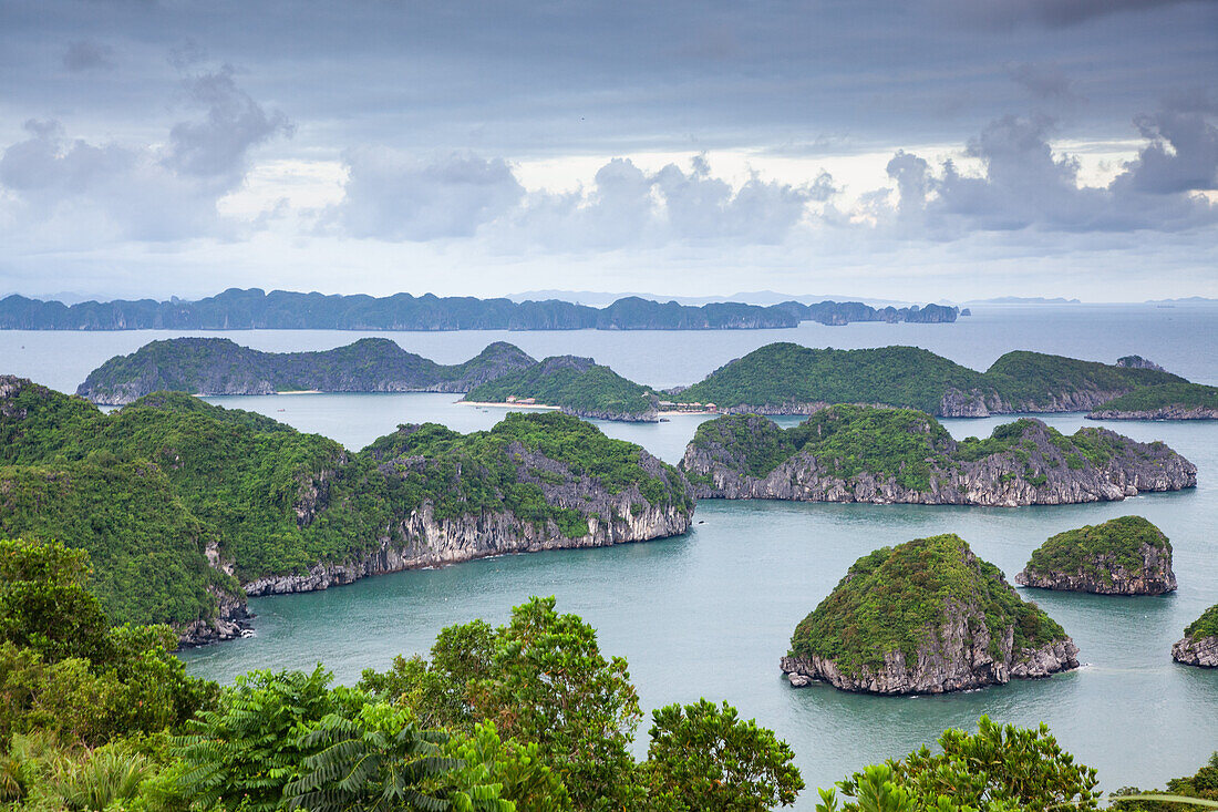 Ha Long Bay von der Insel Cat Ba aus, im Hintergrund die Stadt Ha Long, UNESCO-Weltkulturerbe, Vietnam, Indochina, Südostasien, Asien