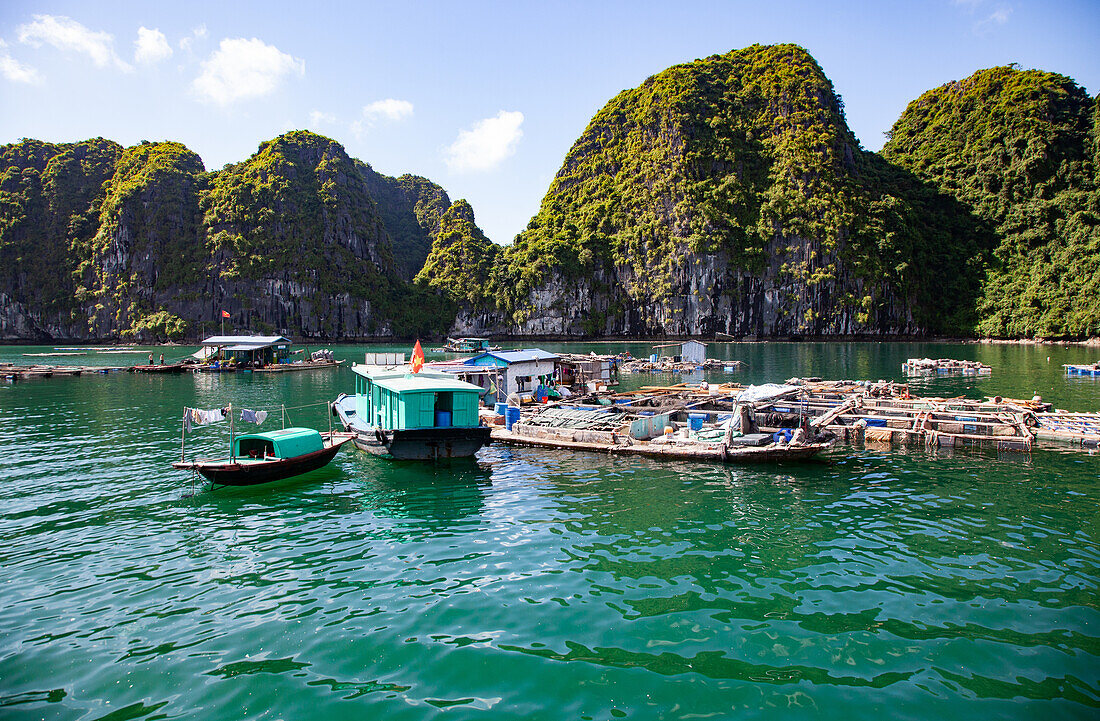 Ha Long Bay von der Insel Cat Ba aus, im Hintergrund die Stadt Ha Long, UNESCO-Weltkulturerbe, Vietnam, Indochina, Südostasien, Asien