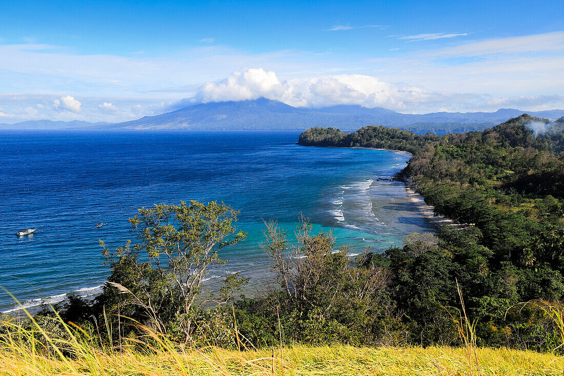 Blick nach Süden auf den Paal Beach und das dahinter liegende Tangkoko-Naturreservat vom Pulisan Resort und dem darunter liegenden Strand, Pulisan, Minahasa-Hochland, Nordsulawesi, Indonesien, Südostasien, Asien