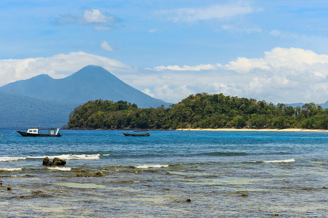 Blick vom Pulisan-Strand auf den Paal-Strand und die Landzunge, mit dem Berg Tangkoko und dem dahinter liegenden Naturschutzgebiet, Pulisan, Minahasa-Hochland, Nordsulawesi, Indonesien, Südostasien, Asien