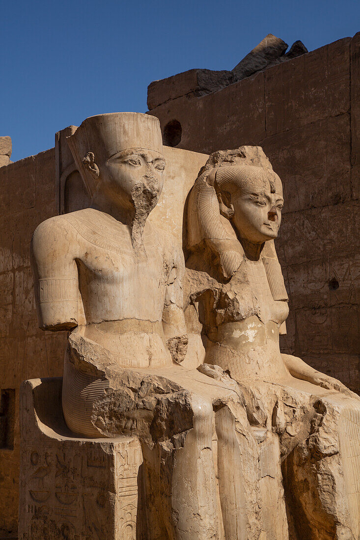 Statue von Pharao Tutanchamun und seiner Frau Ankhsenamunat, Luxor-Tempel, UNESCO-Weltkulturerbe, Luxor, Ägypten, Nordafrika, Afrika