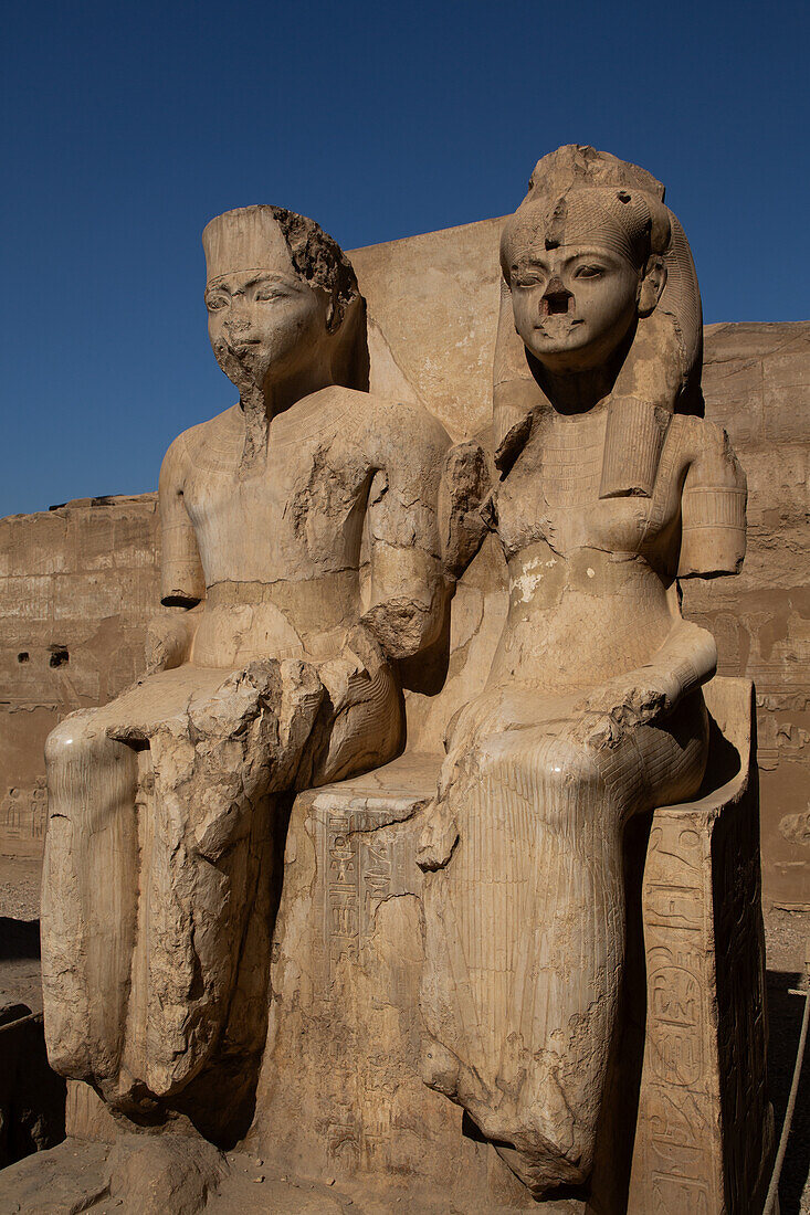 Statue of Pharaoh Tutankhamen and His Wife Ankhsenamunat, Luxor Temple, UNESCO World Heritage Site, Luxor, Egypt, North Africa, Africa