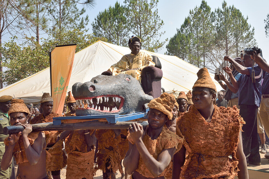 Paramount Chief Chitimukulu bei seiner Ankunft zu Beginn der Ukusefya Pa Ng'wena-Zeremonie auf seinem Krokodilsstuhl, Kasama, Sambia, Afrika