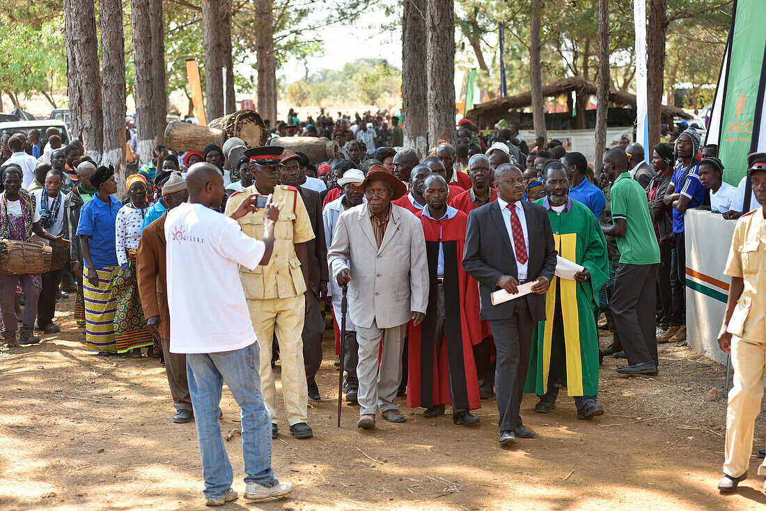 People arriving for the Ukusefya Pa Ng'wena Ceremony, Kasama, Zambia, Africa