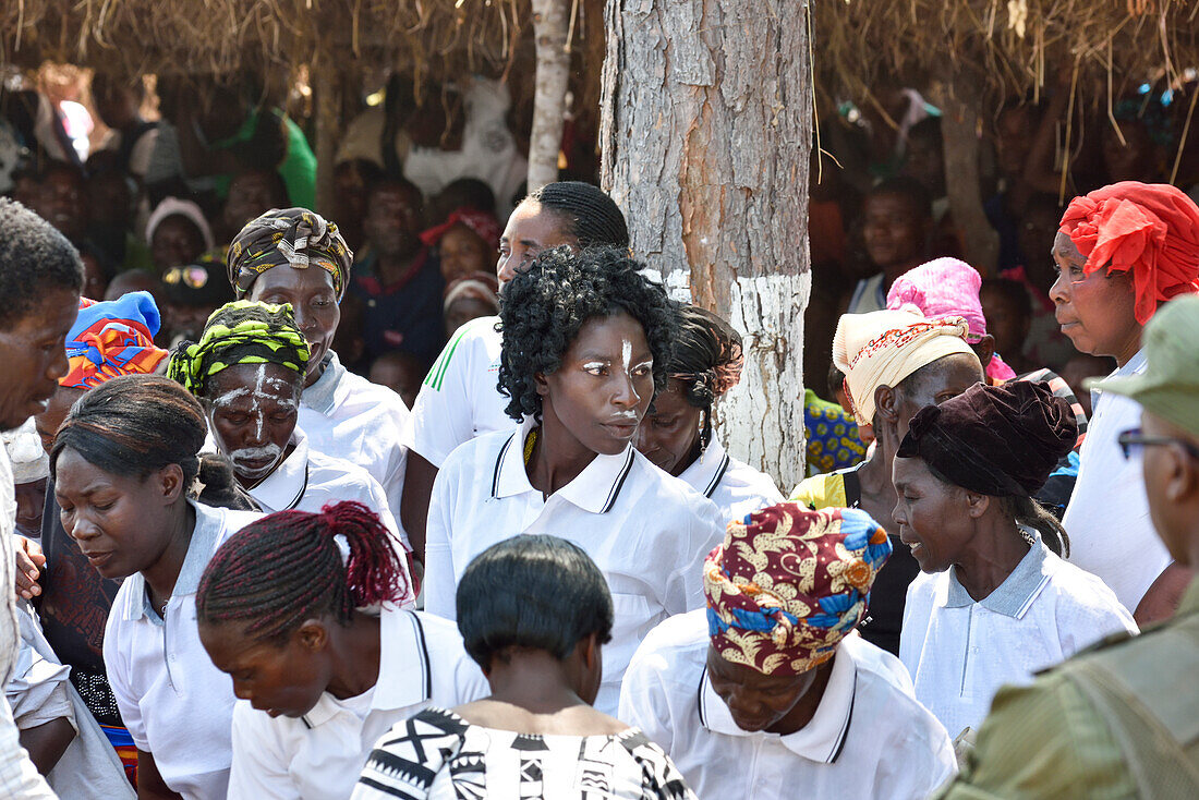 People arriving for the Ukusefya Pa Ng'wena Ceremony, Kasama, Zambia, Africa