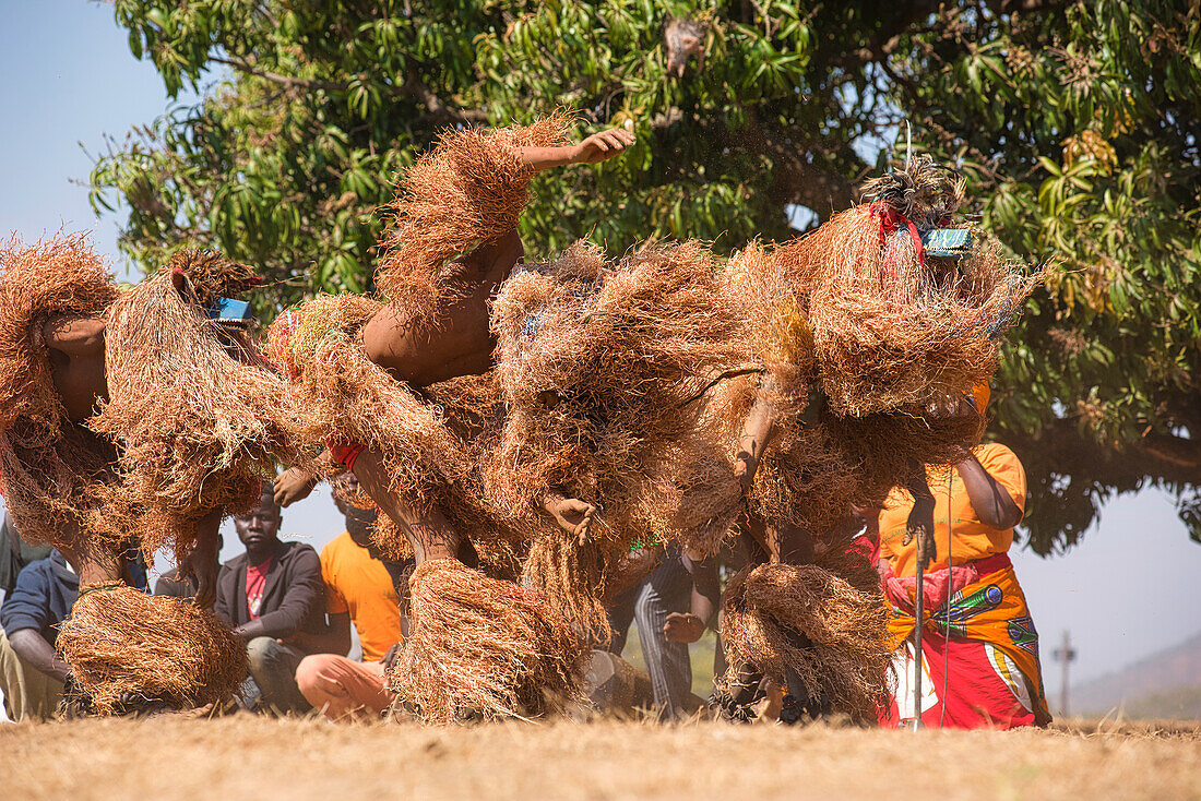 Maskentänzer, Die traditionelle Kulamba-Zeremonie des Chewa-Volkes aus Sambia, Mosambik und Malawi, die jährlich am letzten Samstag im August zu Ehren ihres Häuptlings Kalonga Gaia Uni in der Nähe von Katete, Ostprovinz, Sambia, Afrika, stattfindet