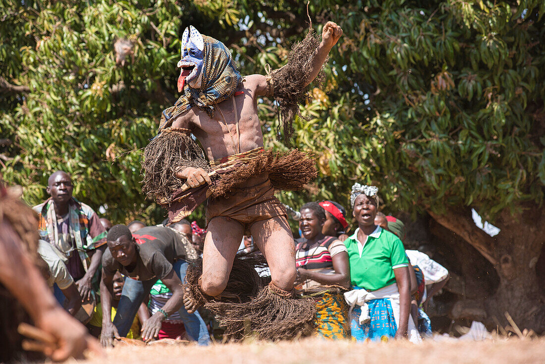 Maskentänzer, Die traditionelle Kulamba-Zeremonie des Chewa-Volkes aus Sambia, Mosambik und Malawi, die jährlich am letzten Samstag im August zu Ehren ihres Häuptlings Kalonga Gaia Uni in der Nähe von Katete, Ostprovinz, Sambia, Afrika, stattfindet