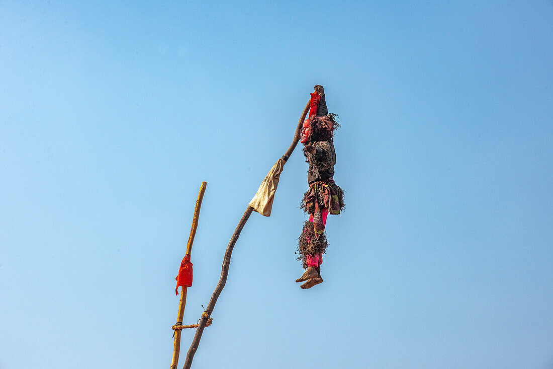 Maskierter Akrobat, Die traditionelle Kulamba-Zeremonie des Chewa-Volkes aus Sambia, Mosambik und Malawi, die jährlich am letzten Samstag im August zu Ehren ihres Häuptlings Kalonga Gaia Uni in der Nähe von Katete, Ostprovinz, Sambia, Afrika, stattfindet