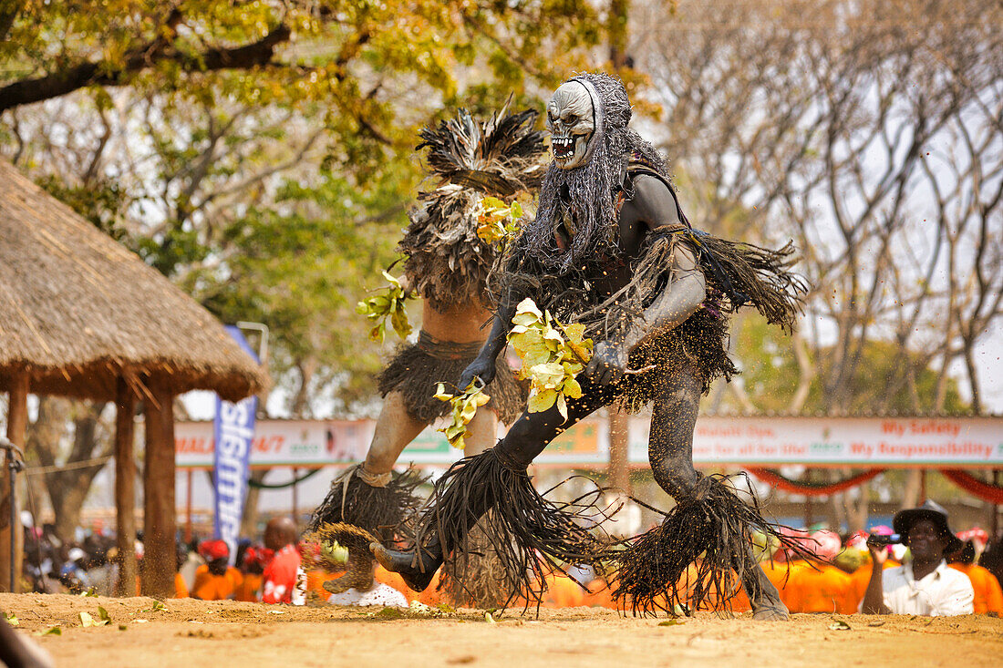 Maskentänzer, Die traditionelle Kulamba-Zeremonie des Chewa-Volkes aus Sambia, Mosambik und Malawi, die jährlich am letzten Samstag im August zu Ehren ihres Häuptlings Kalonga Gaia Uni in der Nähe von Katete, Ostprovinz, Sambia, Afrika, stattfindet