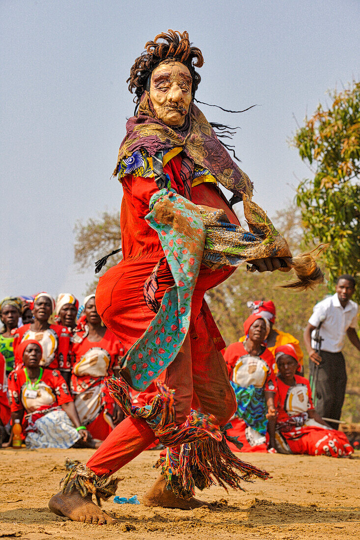 Maskentänzer, Die traditionelle Kulamba-Zeremonie des Chewa-Volkes aus Sambia, Mosambik und Malawi, die jährlich am letzten Samstag im August zu Ehren ihres Häuptlings Kalonga Gaia Uni in der Nähe von Katete, Ostprovinz, Sambia, Afrika, stattfindet