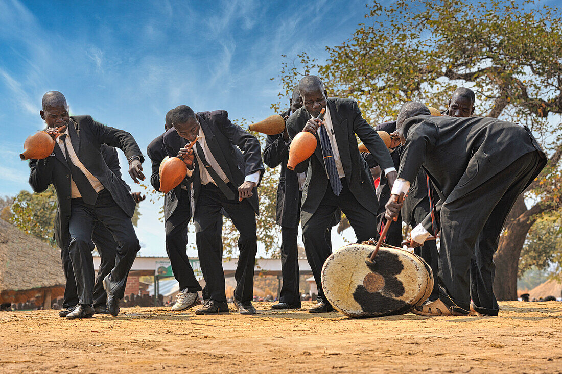 Traditionelle Kulamba-Zeremonie des Chewa-Volkes aus Sambia, Mosambik und Malawi, die jedes Jahr am letzten Samstag im August zu Ehren ihres Häuptlings Kalonga Gaia Uni in der Nähe von Katete, Ostprovinz, Sambia, Afrika, stattfindet