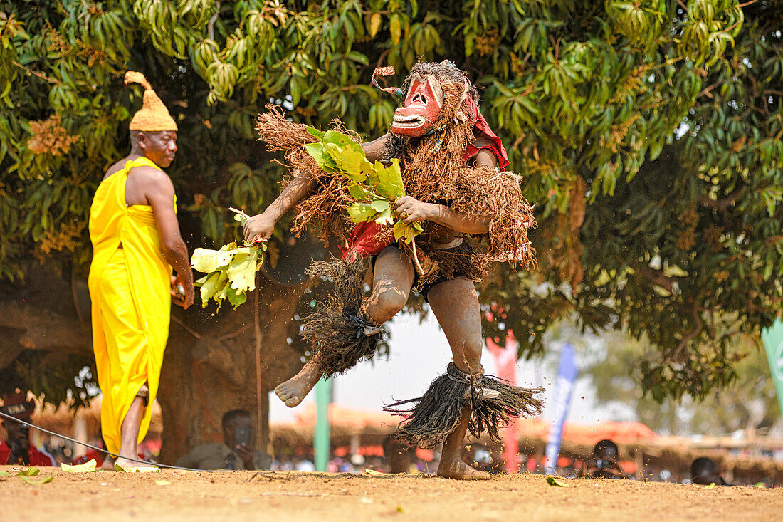 Maskentänzer, Die traditionelle Kulamba-Zeremonie des Chewa-Volkes aus Sambia, Mosambik und Malawi, die jährlich am letzten Samstag im August zu Ehren ihres Häuptlings Kalonga Gaia Uni in der Nähe von Katete, Ostprovinz, Sambia, Afrika, stattfindet