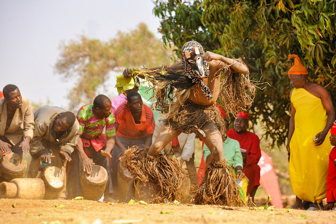 Masked dancer and drummers, The Kulamba Traditional Ceremony of the Chewa people from Zambia, Mozambique and Malawi, held annually on the last Saturday in August to pay homage to their Chief Kalonga Gaia Uni, held near Katete, Eastern Province, Zambia, Africa