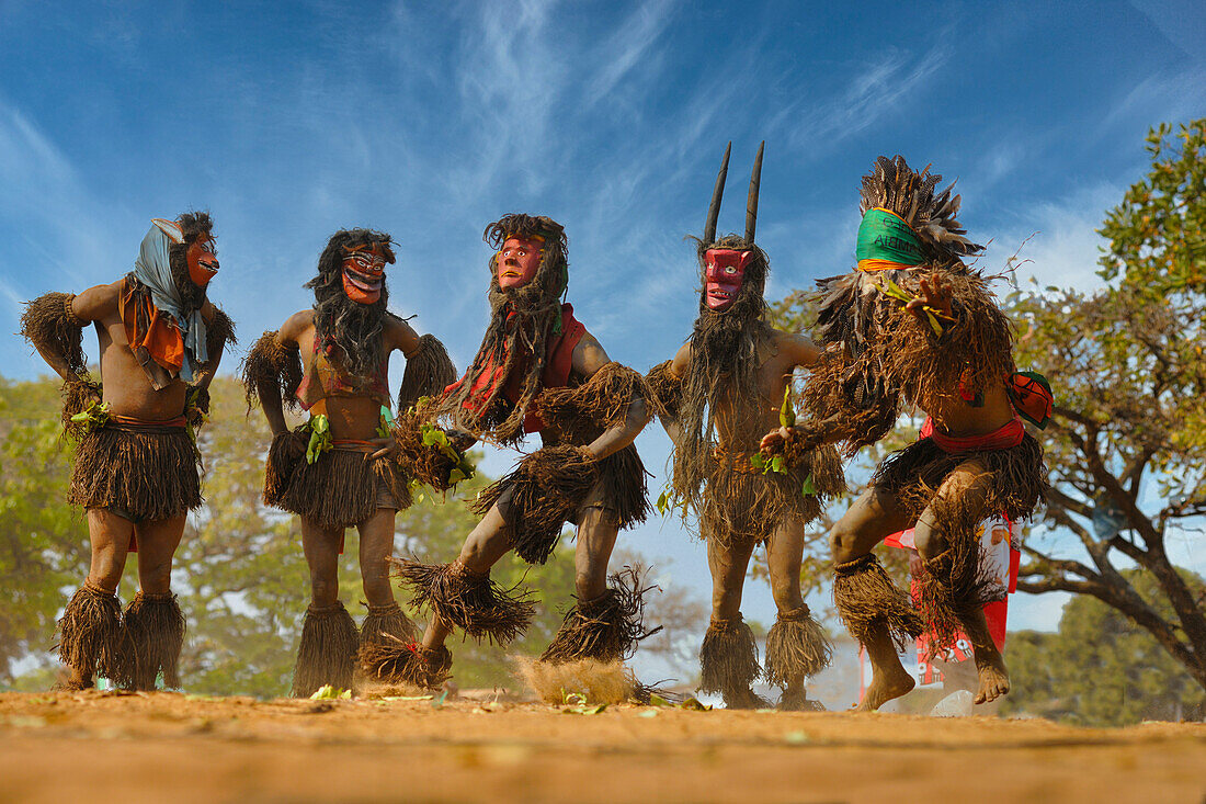 Maskentänzer, Die traditionelle Kulamba-Zeremonie des Chewa-Volkes aus Sambia, Mosambik und Malawi, die jährlich am letzten Samstag im August zu Ehren ihres Häuptlings Kalonga Gaia Uni in der Nähe von Katete, Ostprovinz, Sambia, Afrika, stattfindet