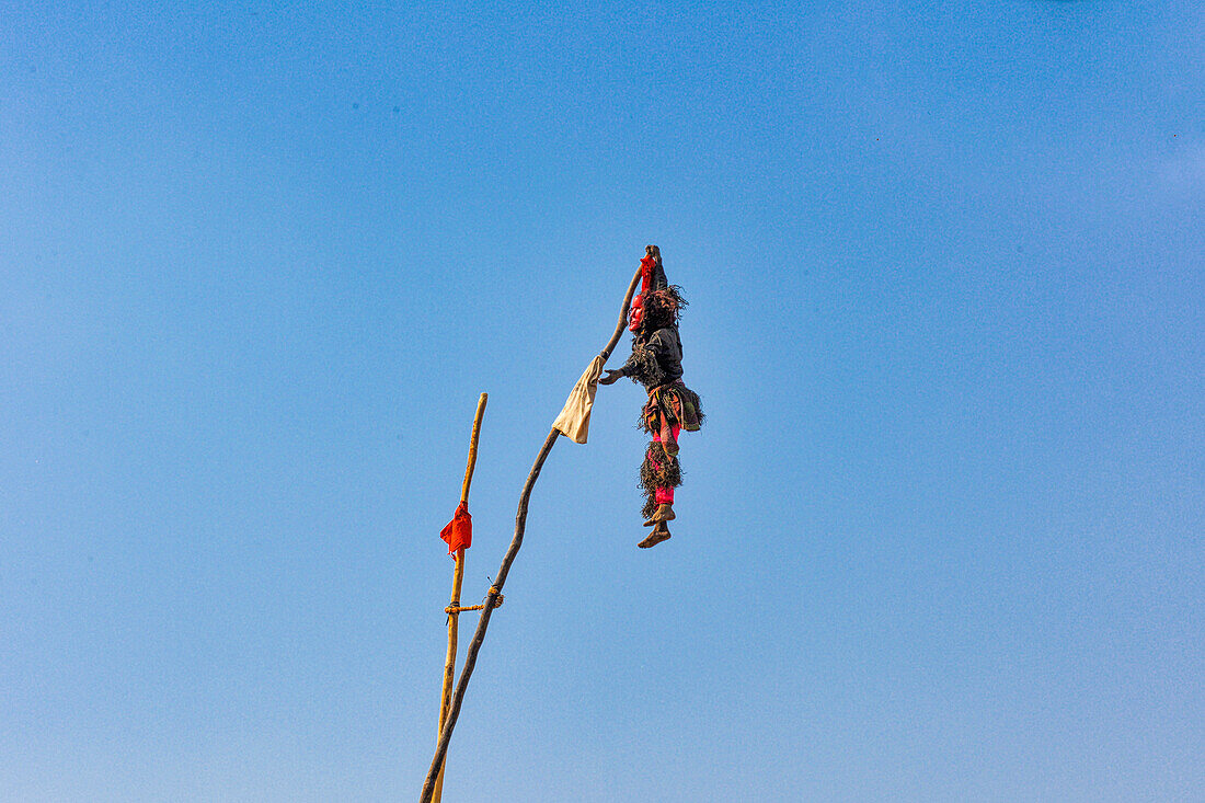 Maskierter Akrobat, Die traditionelle Kulamba-Zeremonie des Chewa-Volkes aus Sambia, Mosambik und Malawi, die jährlich am letzten Samstag im August zu Ehren ihres Häuptlings Kalonga Gaia Uni in der Nähe von Katete, Ostprovinz, Sambia, Afrika, stattfindet