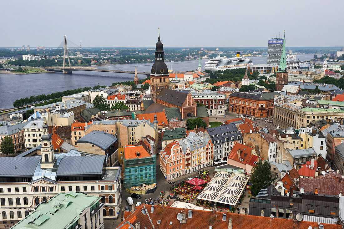 Luftaufnahme über den Fluss Daugava und den Dom vom Turm der St. Peterskirche, Riga, Lettland, Baltikum, Europa