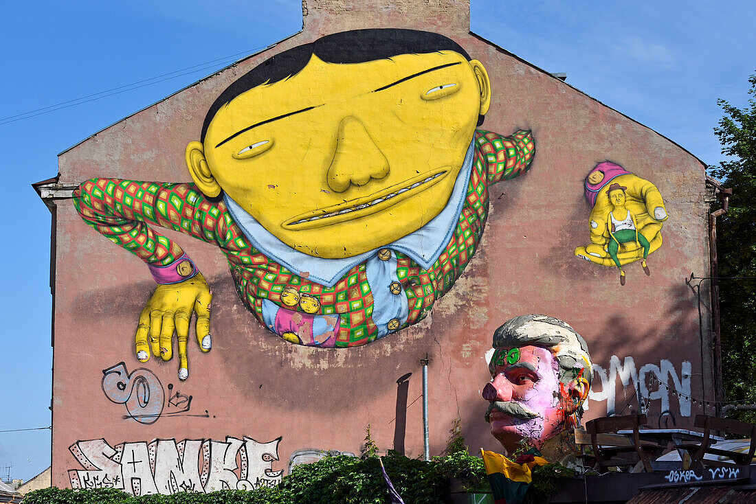 Wandgemälde von Os Gemeos, zwei brasilianischen Zwillingsbrüdern, Graffiti- und Straßenkünstlern, Pylimo Straße 60, Vilnius, Litauen, Europa