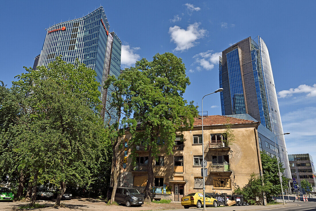 Alte Häuser, umgeben von modernen Bürotürmen im Stadtteil Snipiskes, Vilnius, Litauen, Europa