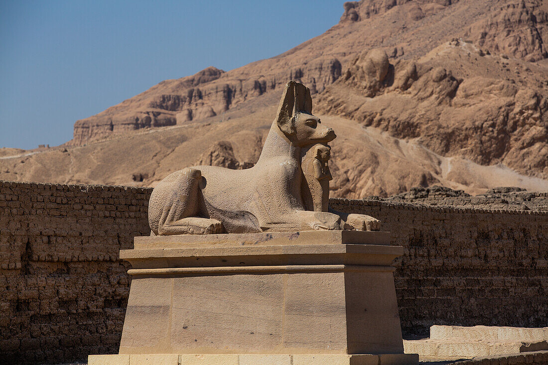 Statue des Gottes Anubis, Ramesseum, Gedächtnistempel des Pharao Ramses II., 13. Jahrhundert v. Chr., Antikes Theben, UNESCO-Welterbe, Luxor, Ägypten, Nordafrika, Afrika