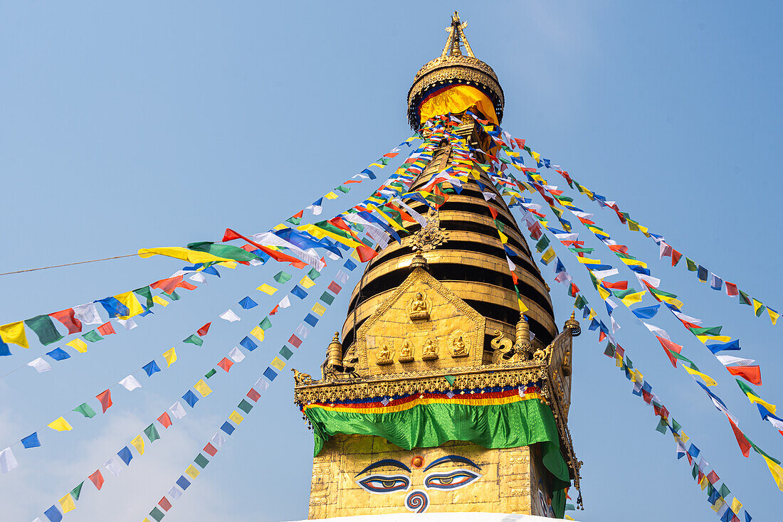 Blauer Himmel und Gebetsfahnen an der großen Swayambhu (Swayanbhunath)-Stupa, UNESCO-Weltkulturerbe, Kathmandu, Nepal, Asien