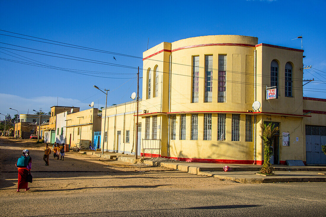 Italienisches Art-déco-Gebäude in Dekemhare an der Straße von Asmara nach Qohaito, Eritrea, Afrika