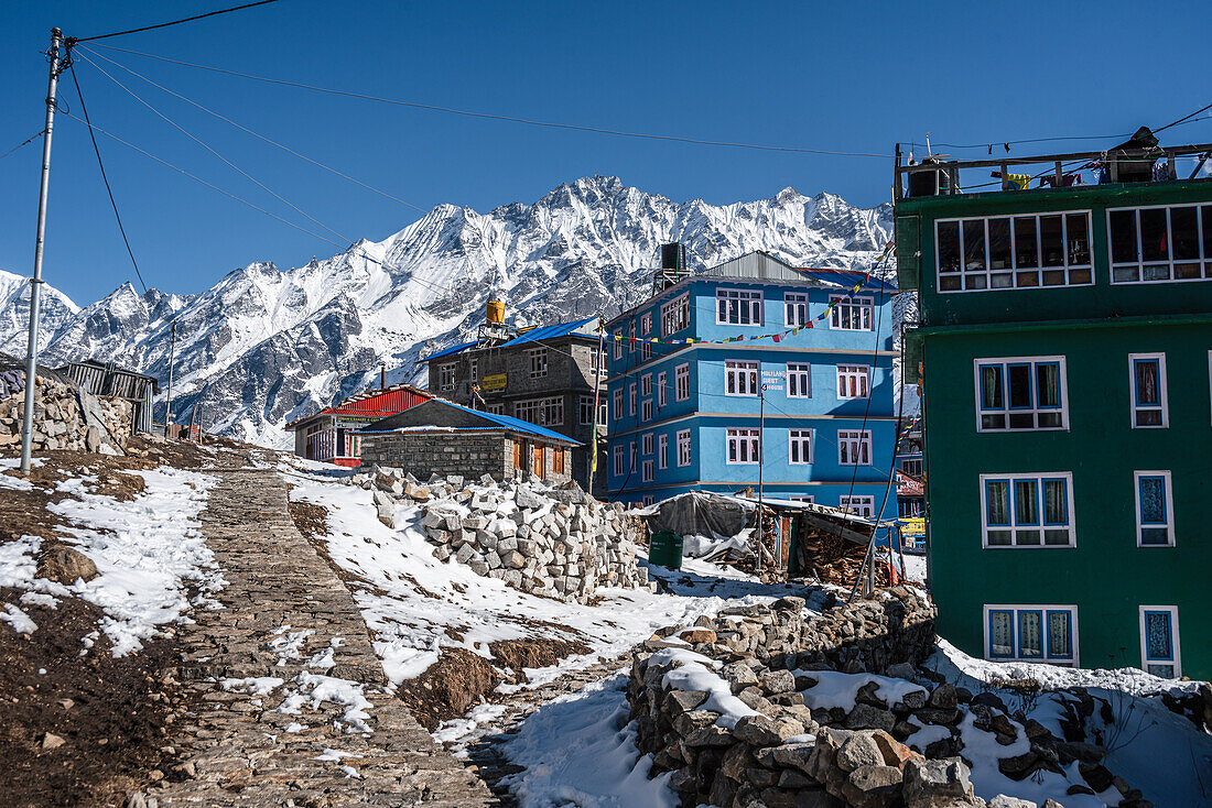 Farbenfrohe Häuser von Kyanjin Gompa mit eisigen Bergen im Hintergrund, Lang Tang Valley Trek, Himalaya, Nepal, Asien