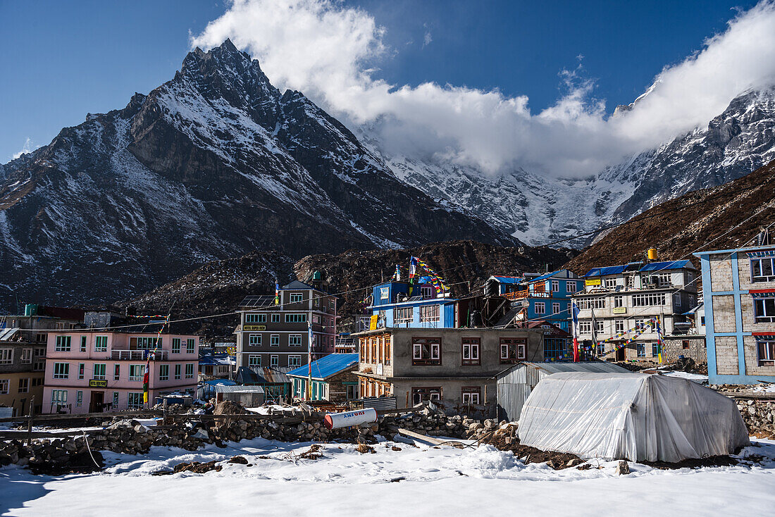 Colourful houses of Kyanjin Gompa Town with summit of Langtang Lirung above the village, Lang Tang Valley Trek, Himalayas, Nepal, Asia