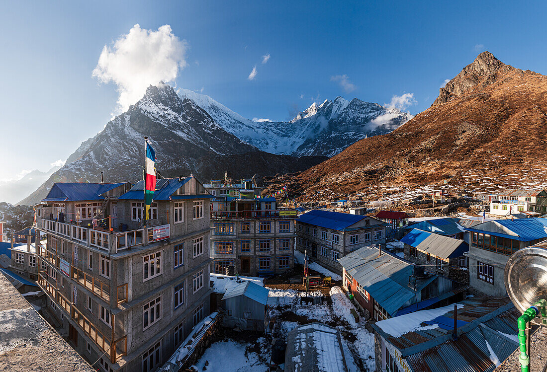 Weitwinkel-Blick über die Dächer von Kyanjin Gompa im goldenen Licht des Sonnenuntergangs, Lang Tang Valley Trek, Himalaya, Nepal, Asien