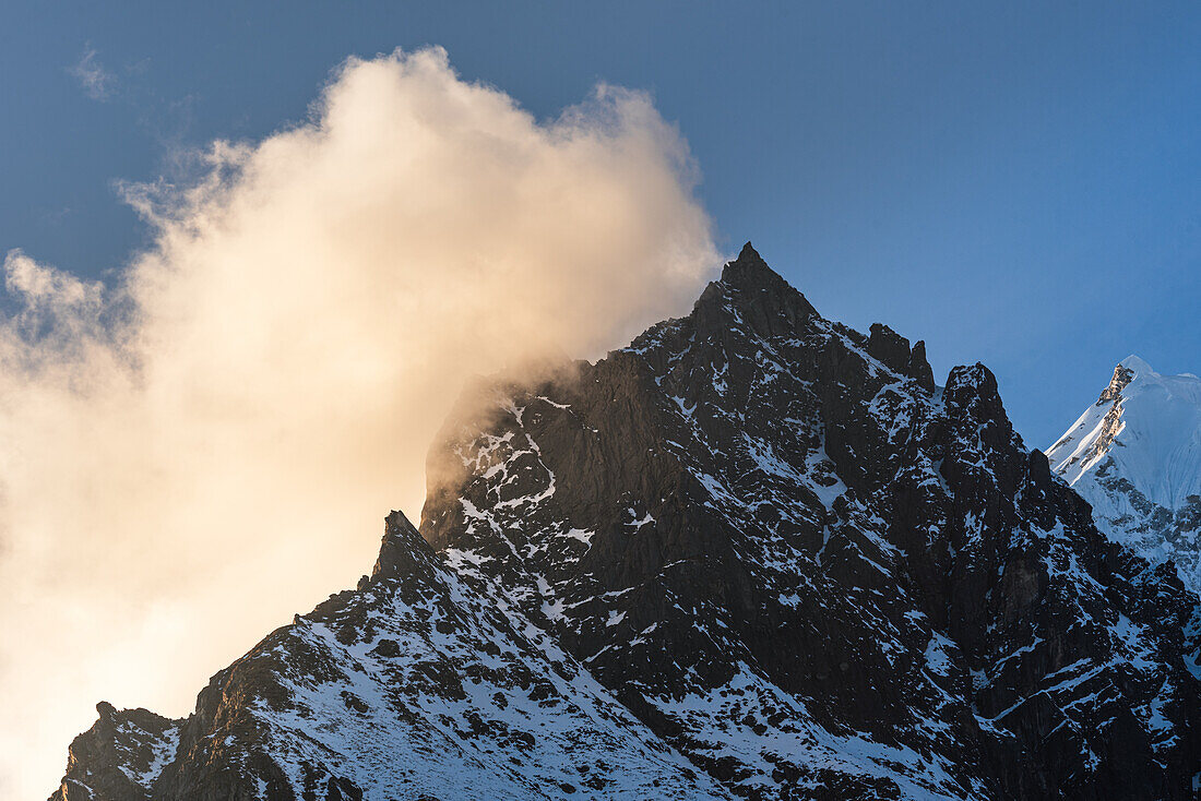 Zerklüftetes, schneebedecktes Bergmassiv des Langtang Lirung, Lang Tang Valley Trek, Himalaya, Nepal, Asien