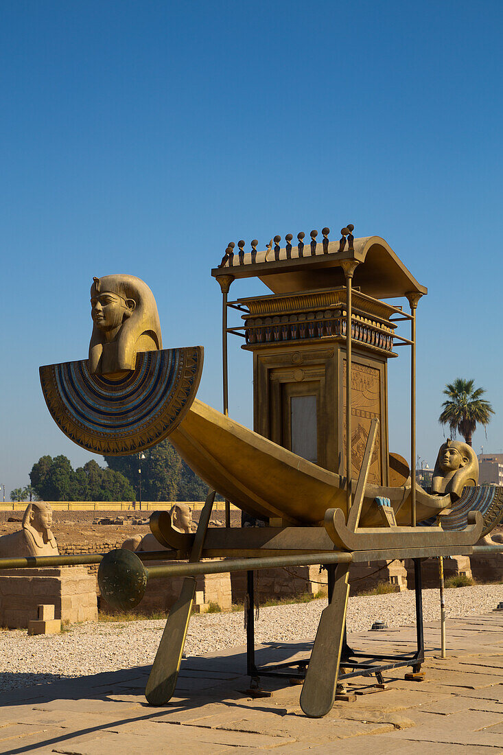 Das Boot des Pharaos, Allee der Sphinxen, UNESCO-Weltkulturerbe, Luxor, Ägypten, Nordafrika, Afrika