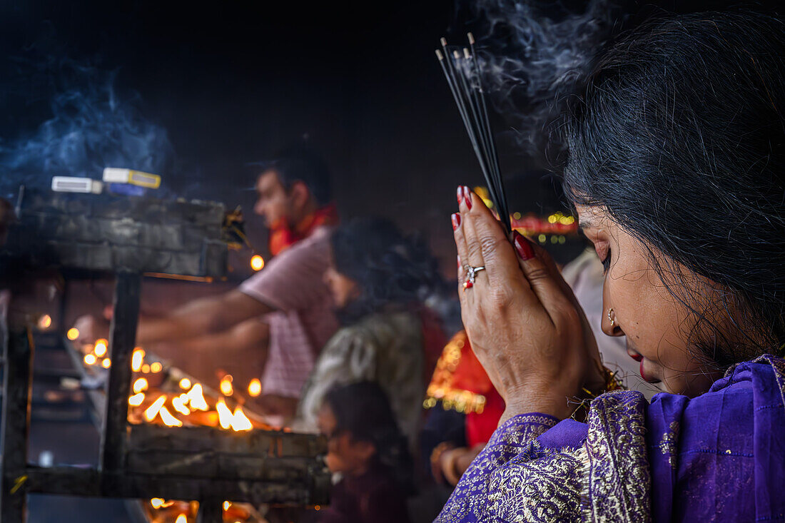 Weiblicher Verehrer und Feuer, Kamakhya-Tempel, Guwahati, Assam, Indien, Asien